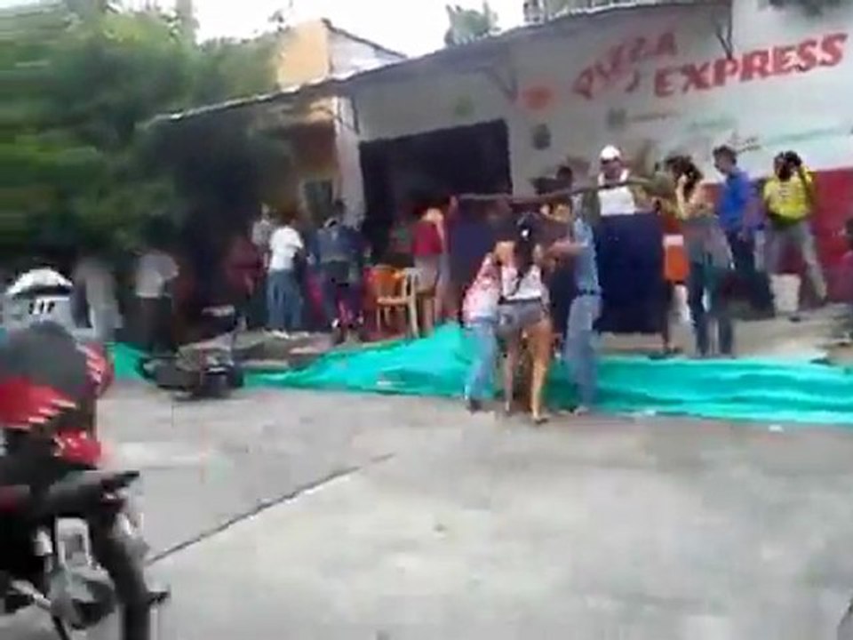 Une femme reçoit une moto dans la figure