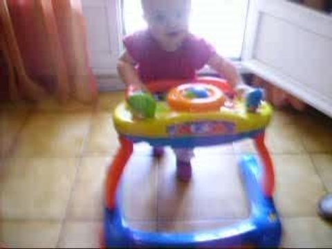 1er pas de Loane avec son trotteur