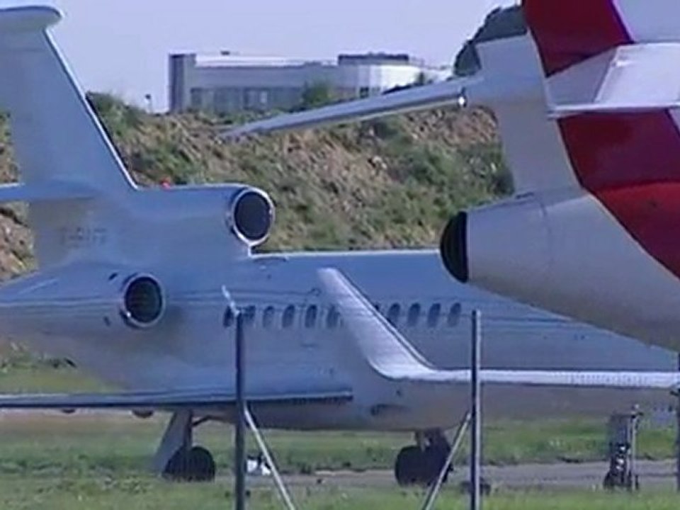 Il est 8h44 : l'avion transportant les ex-otages détenus en Afghanistan Stéphane Taponier et Hervé Guesquière atterri sur l'aéroport militaire de Villacoublay