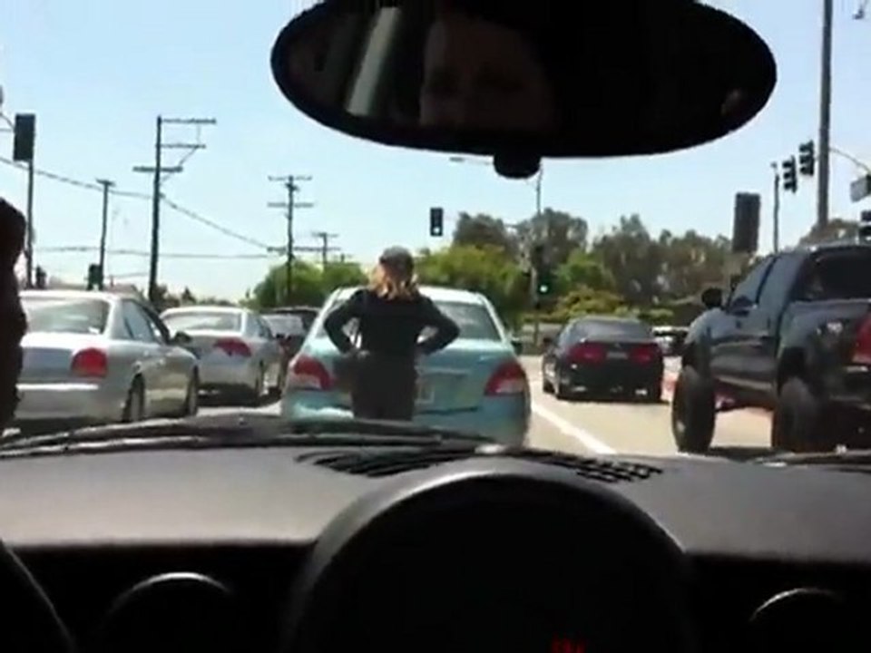Frau blockiert den Verkehr - Auto, Frau, fail