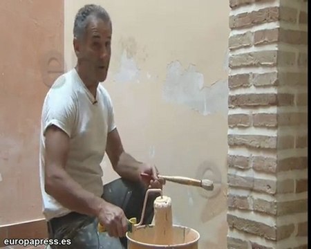 Vecinos y voluntarios pintan de color Écija