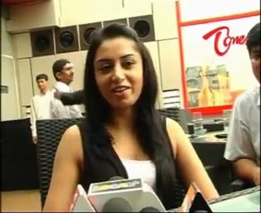 Deepika - Shreya - Introduces New tastes at a Hotel