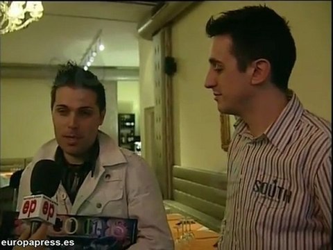 Matrimonio homosexual posa en calendario benéfico