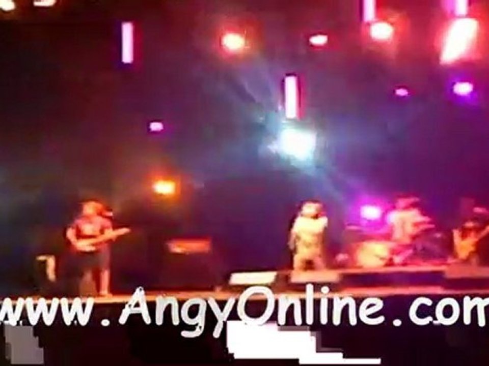 Angy cantando "10.000 Razones" en Usera el (26/06/11)