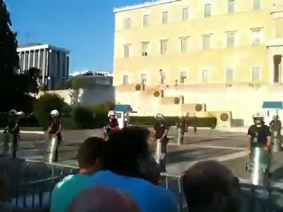 Αγανακτισμένοι φωνάζουν συνθήματα