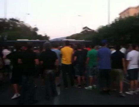 Αγανακτισμένοι φωνάζουν συνθήματα κατά των Αστυνομικών