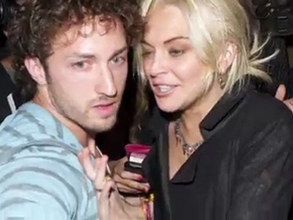 Lindsay Lohan tombe devant un bar