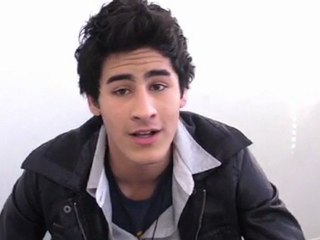 Henrique Lemes canta trecho de música romântica