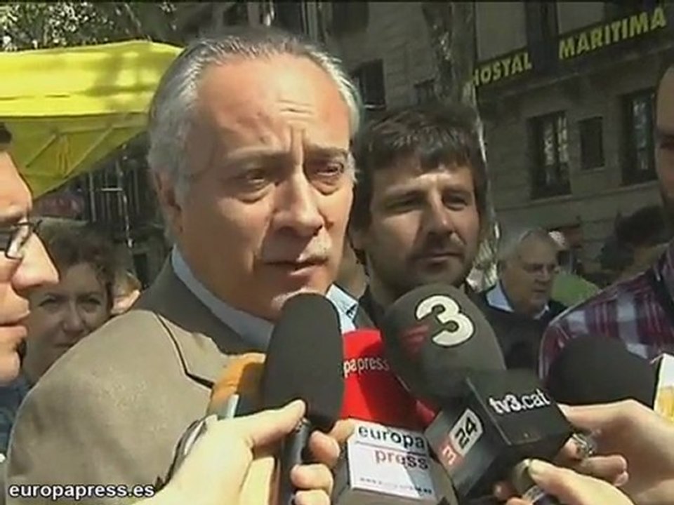 Políticos votan en las consultas soberanistas