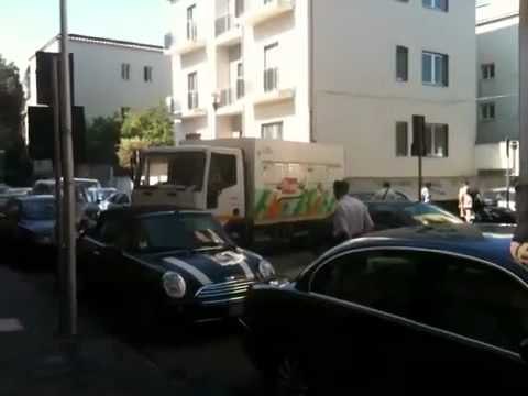 Aversa - Strisce blu vicino agli incroci, traffico in tilt