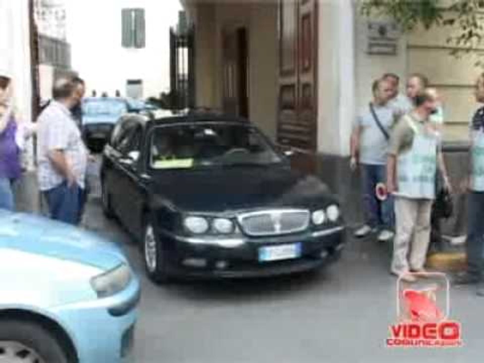 Napoli - Rifiuti sversati nelle fogne cittadine