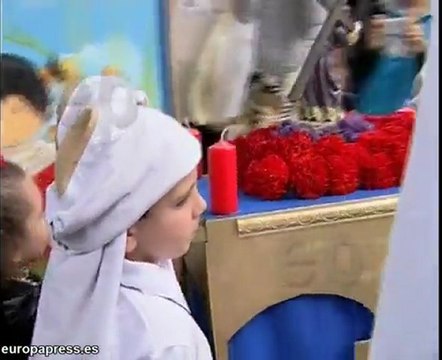 Niños sevillanos celebran la Semana Santa