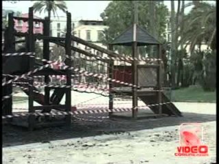 Napoli - Incendiate le giostrine della Villa Comunale
