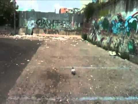 Aversa - Ancora rifiuti nel parcheggio del Parco Pozzi