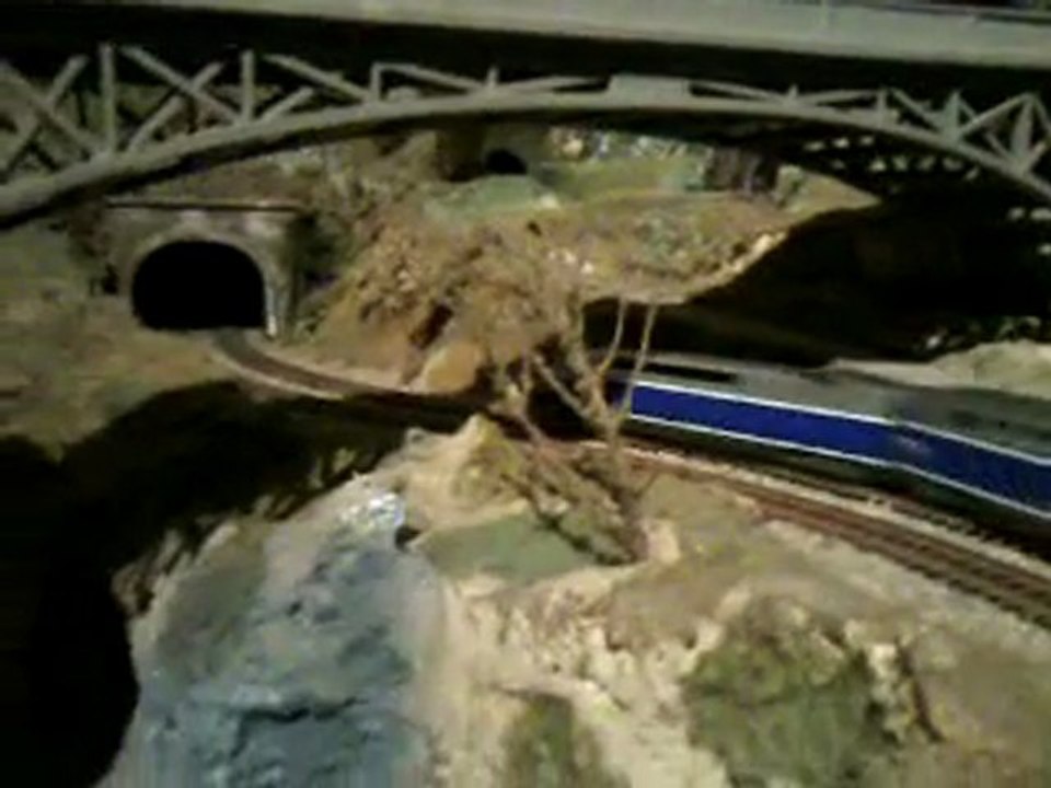 TGV duplex se baladant  dans les montagnes