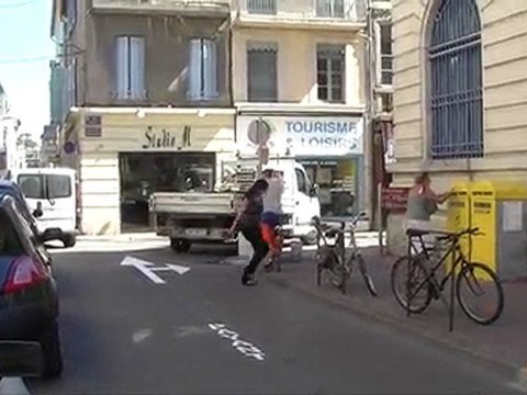 Le sens de circulation a changé place de la poste à Carcassonne ! Automobilistes et piétons attention !