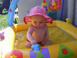 Maïlys dans sa piscine