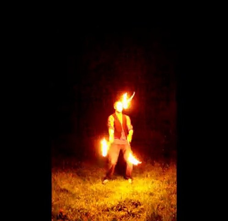 jonglerie de feu par la compagnie cirk'emoiCirk'Emoi