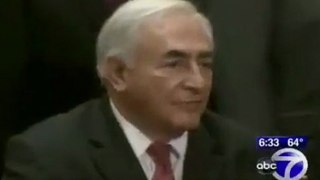 Dominique Strauss-Kahn wychodzi z aresztu