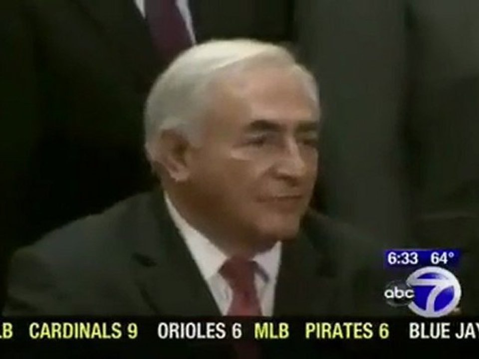 Dominique Strauss-Kahn wychodzi z aresztu