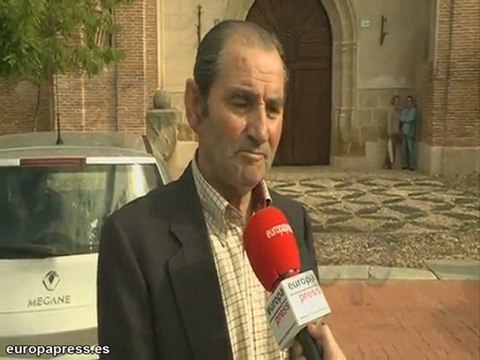 Los fieles lavan con vino las llagas del Cristo