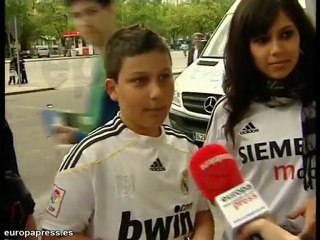 Descargar video: Aficionados acuden al Bernabéu a ver la Copa