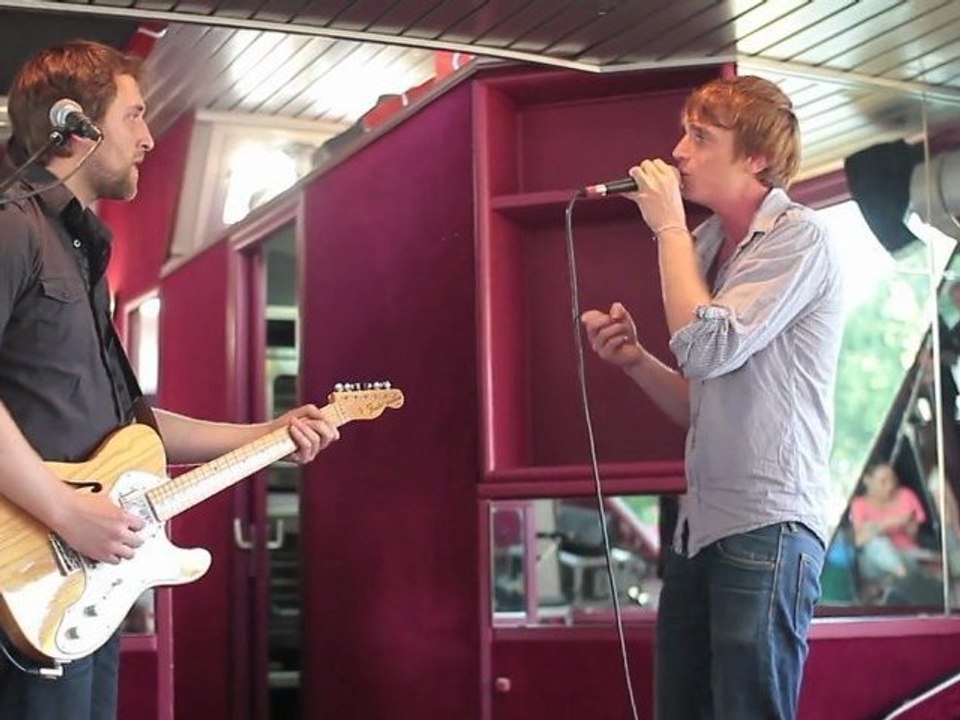 Ben Mazué en  Showcase sur une péniche pour la présentation de son premier album