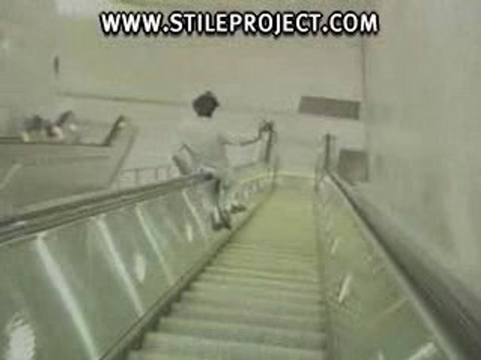 Une descente d'escaliermécanique