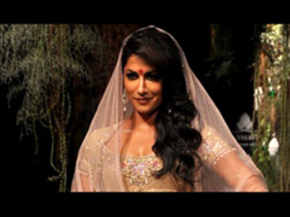 Chitrangada Walks The Ramp @ Aamby Valley India Bridal Fashion Week 2012