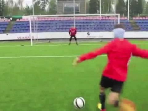 Incroyable : un coup du foulard les yeux bandés en pleine lucarne !