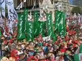 Una multitud exige al Gobierno un referéndum sobre su política de recortes