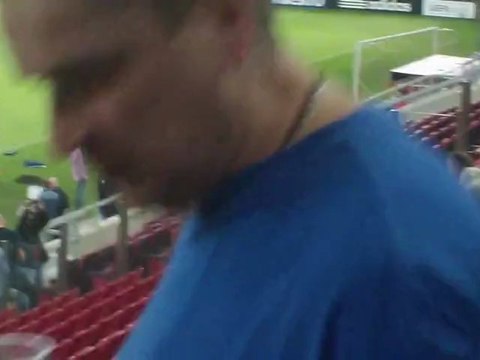 Οπαδοί της Σάλκε παρακολουθούν την προπόνηση στο Γεώργιος Καραϊσκάκης