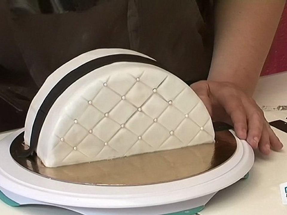 Décorer un gâteau en pâte à sucre