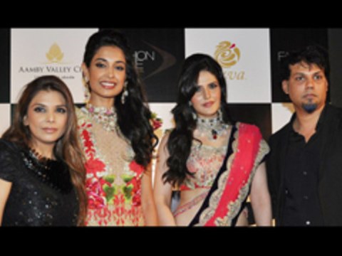 Zarine Khan & Sarah Jane Sizzles The Ramp @ Aamby Valley India Bridal Fashion Week 2012