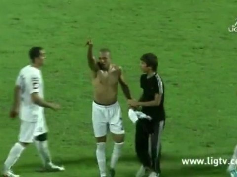 Quand un footballeur se fait voler son maillot en plein match !