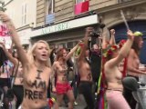 L'inauguration, seins nus, du camp d'entraînement parisien des Femen