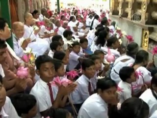 Монахи танцуют в память о буддийском лидер