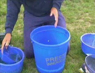 Tommy Pickering shows how he mixes his method carp groundbait.wmv