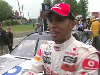 Lewis Hamilton and Tony Stewart swap racing cars (2011)