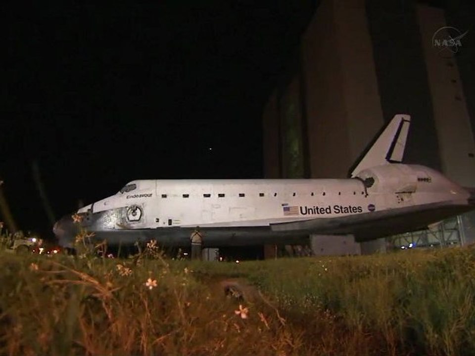 Shuttle Endeavour Moved to Mate/Demate Device