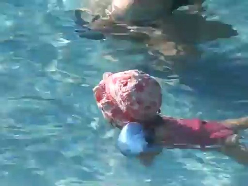 Léonie 2 ans nage, vacances été 2012