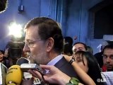 La jefa de prensa protege a Rajoy ante las preguntas de los periodistas