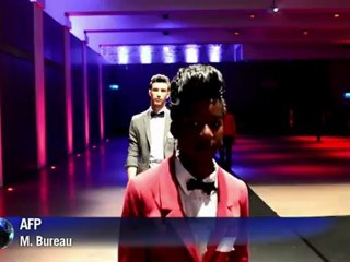 Paris: tentative de record du plus grand défilé de mode du monde