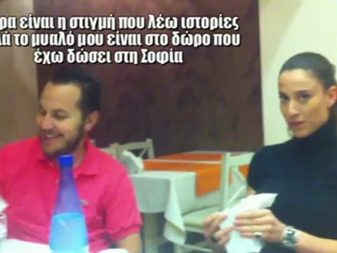 Φάρσα: Φίλος βάζει μονόπετρο αντί μπρελόκ στο κουτί που κάνει δώρο ο κολλητός του στην κοπέλα του