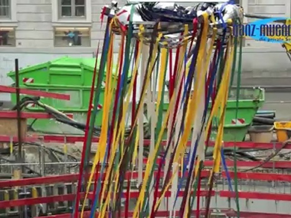 Ude Double Uli Bauer beim Richtfest Josef Pschorr Haus & Aufzug des Richtkranz