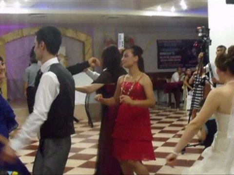 Sema&Burhan çiftine/ Al ömrümü koy ömrünün üstüne/ Senden gelsin ölüm başım üstüne