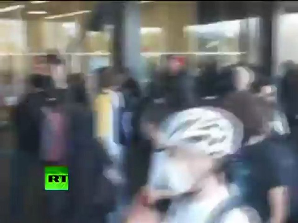 Occupy Oakland clashes: Video of masked youths smashing windows