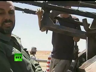 Video herunterladen: Dramatic video shows Libya rebels fighting 'Gaddafi loyalists'