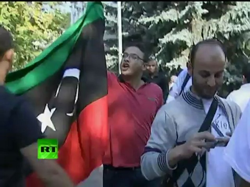 Pro- & anti-Gaddafi rallies in Moscow as Libya embassy raises rebel flag