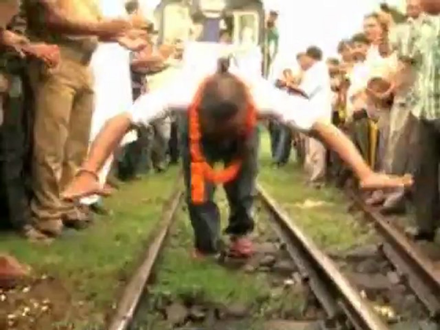 ⁣Индиец протащил волосами поезд